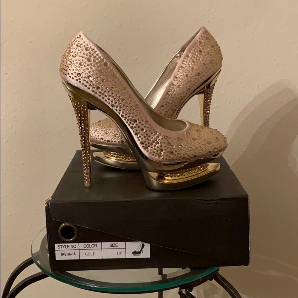 Gold Heels 👠😍